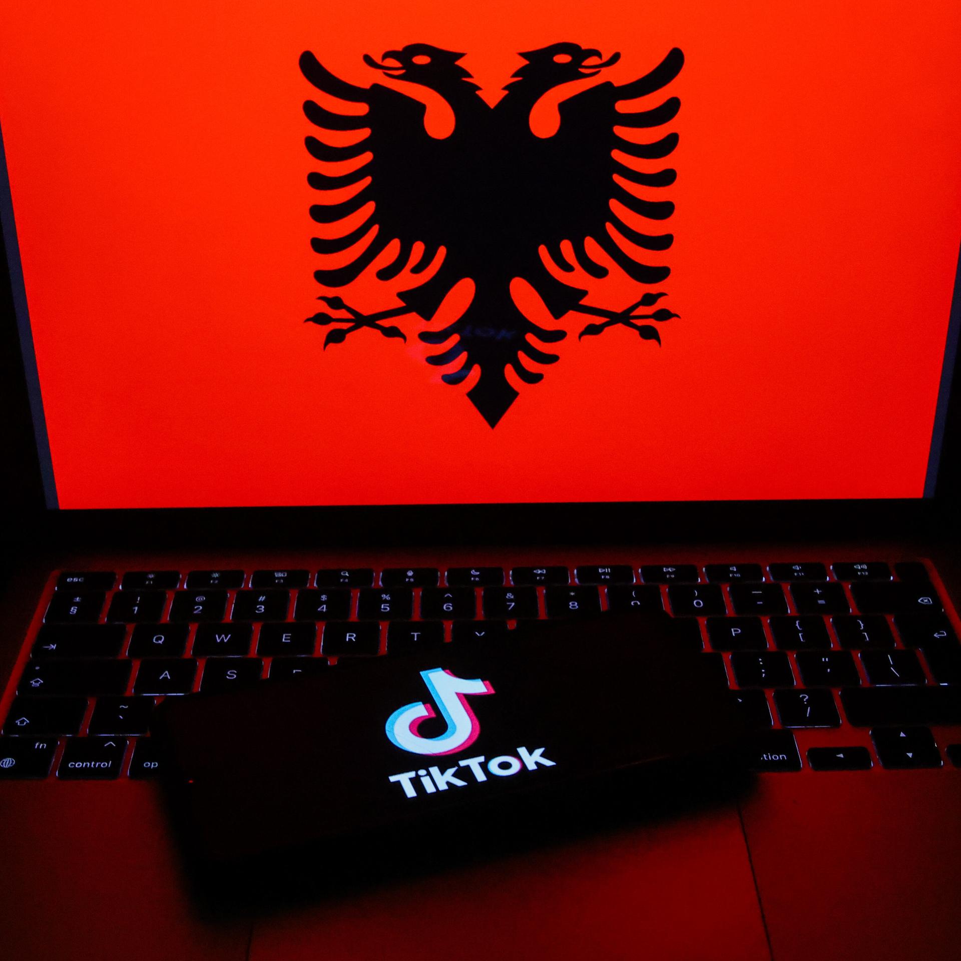 Das Tik-Tok-Logo vor der Flagge von Albanien