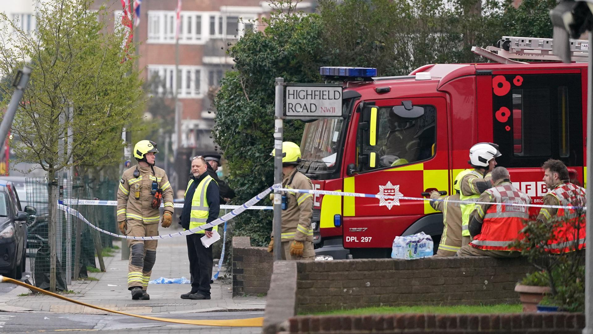 Feuerwehrleute rücken zu einem Brand in Golders Green, London, aus, nachdem es offenbar zu einem Brandanschlag auf vier Fahrzeuge des jüdischen Rettungsdienstes Hatzola Northwest in London gekommen war.