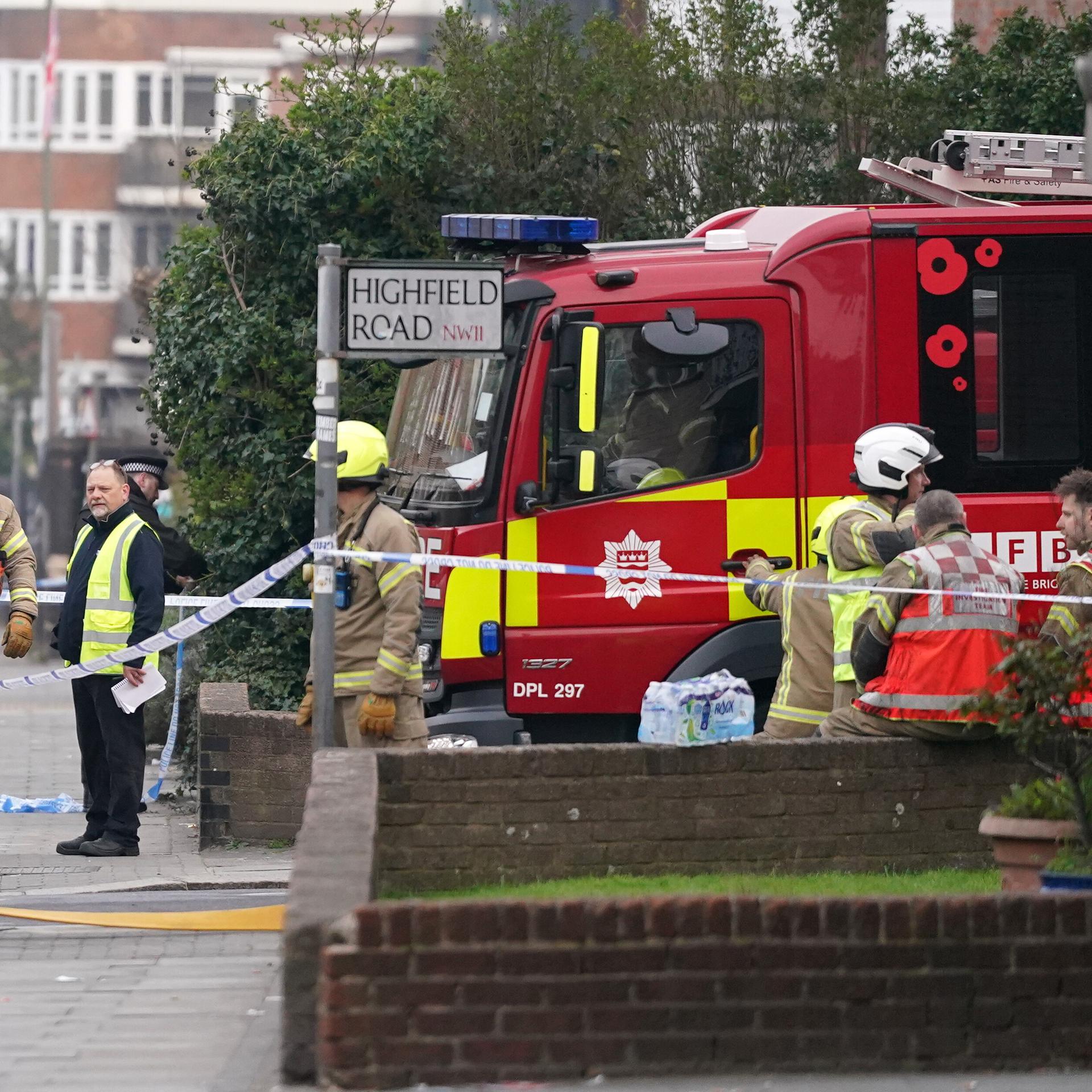 Feuerwehrleute rücken zu einem Brand in Golders Green, London, aus, nachdem es offenbar zu einem Brandanschlag auf vier Fahrzeuge des jüdischen Rettungsdienstes Hatzola Northwest in London gekommen war.