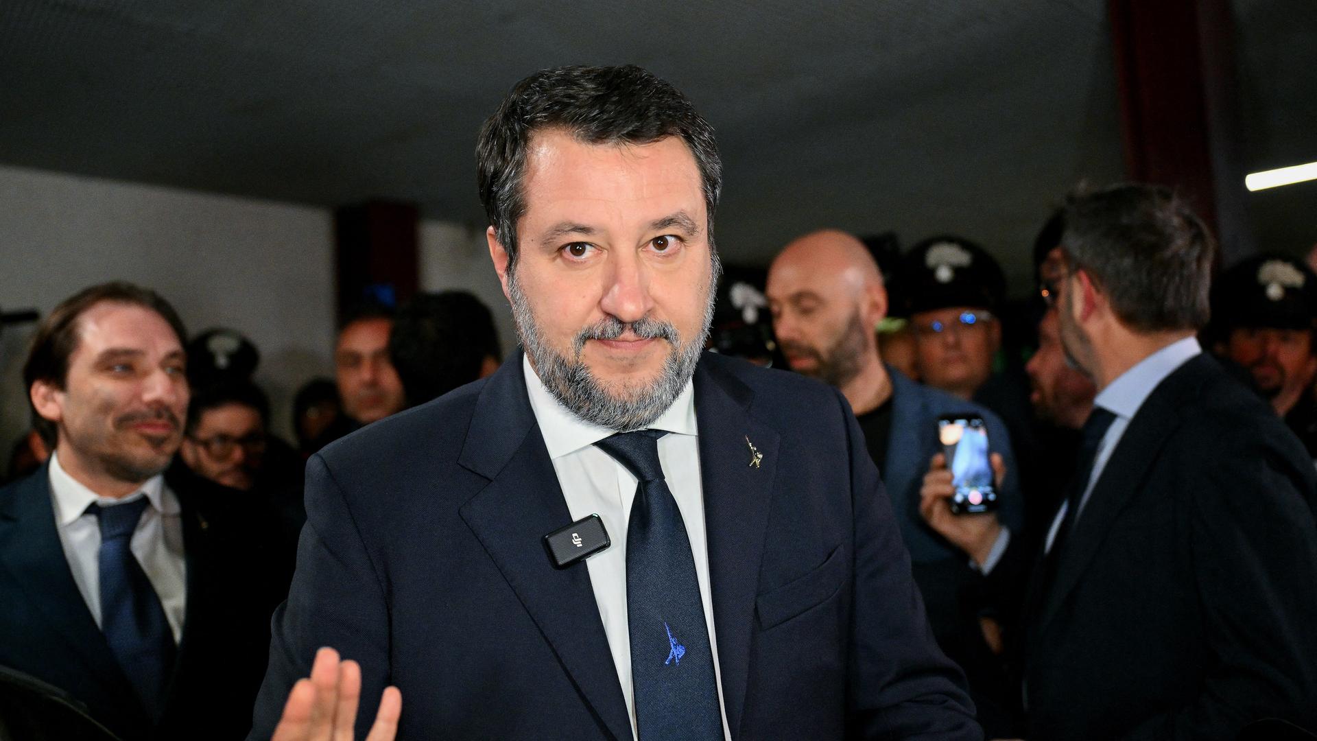 Der italienische Vize-Ministerpräsident Salvini steht in einem Gericht in Palermo inmitten einer Menschenmenge. 