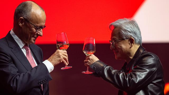 Bundeskanzler Friedrich Merz und Jensen Huang, Co-Gründer und CEO von Nvidia, stoßen während der Eröffnungsveranstaltung des "Invest in Germany Summit" im Kraftwerk Berlin mit Weingläsern an.