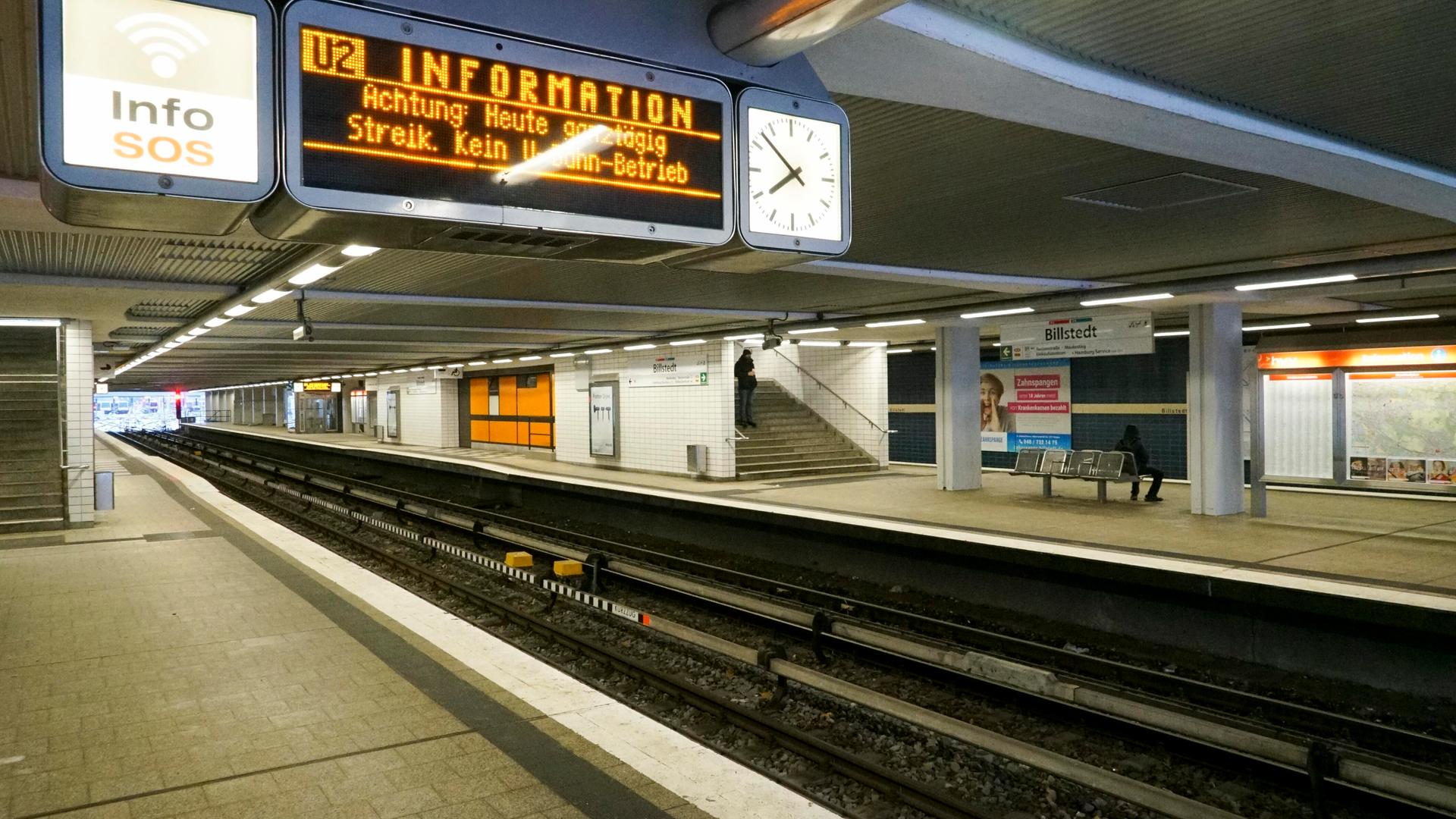 Ein leerer Bahnsteig. Auf der Anzeige leuchter ein Hinweis, dass die U-Bahn in Hamburg bestreikt wird.