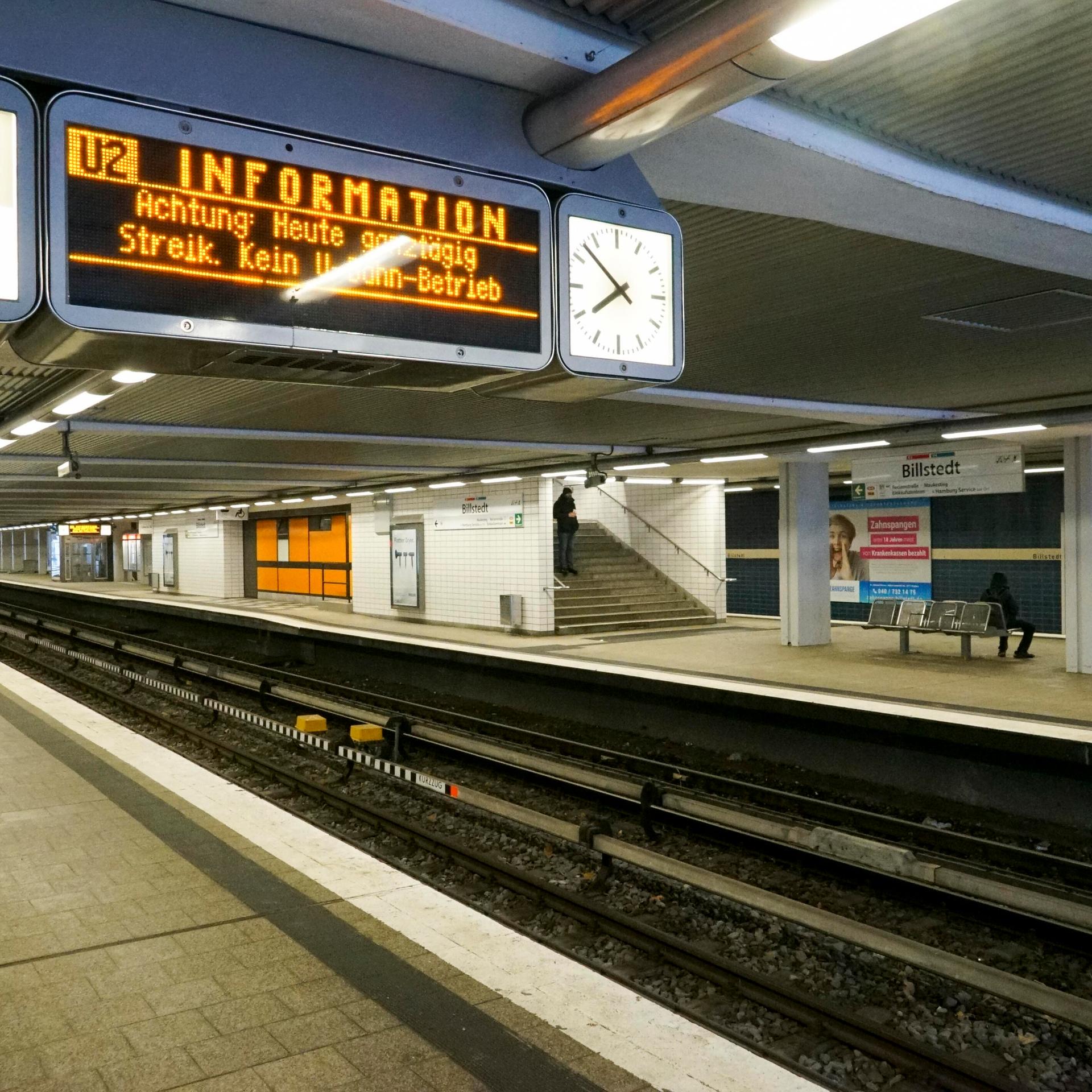 Ein leerer Bahnsteig. Auf der Anzeige leuchter ein Hinweis, dass die U-Bahn in Hamburg bestreikt wird.