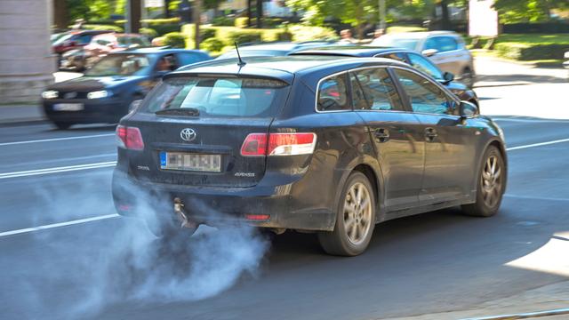 Abgase kommen aus dem Auspuff eines Autos.