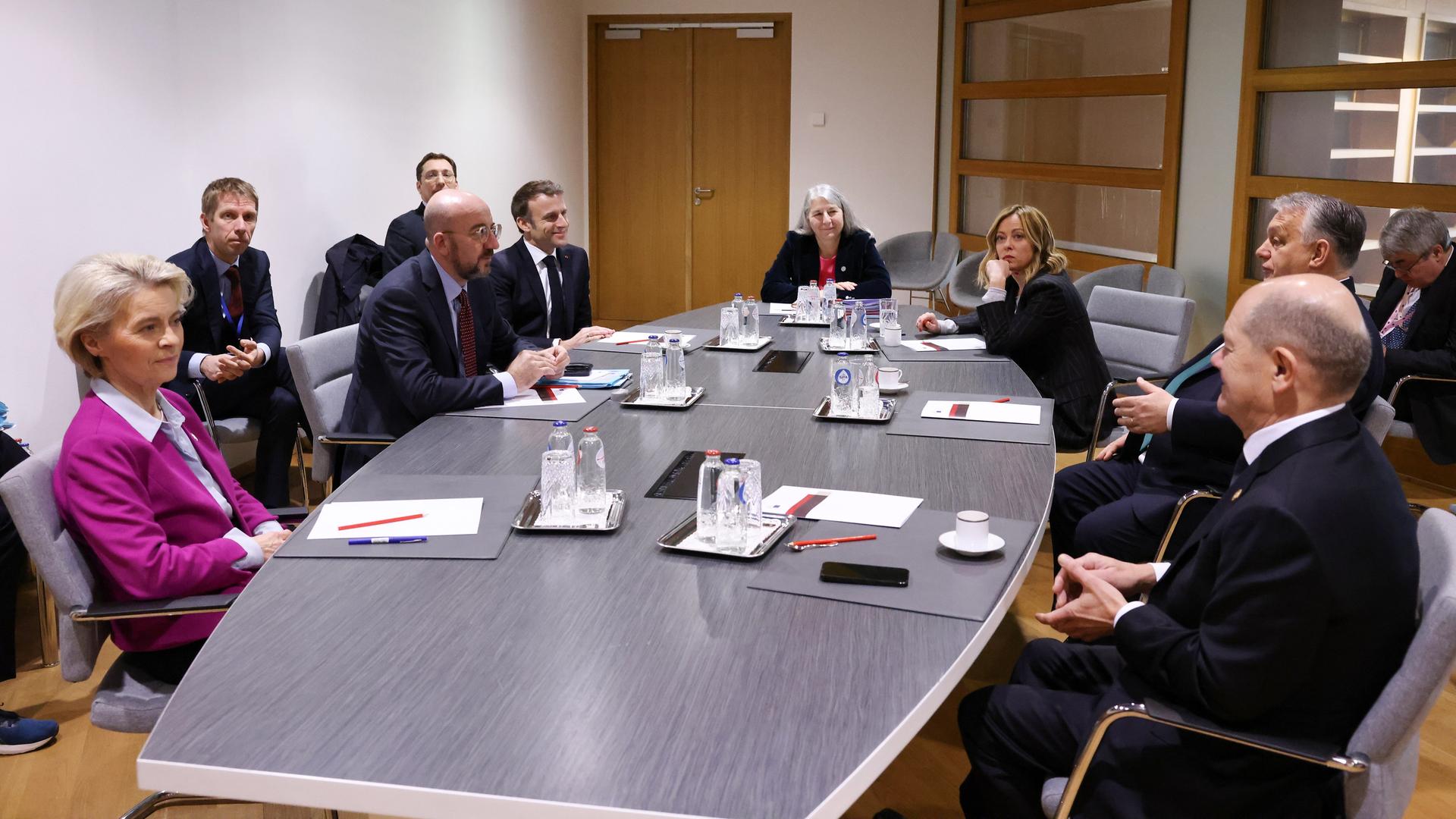 An einem runden Tisch sitzen Politikerinnen und Politiker, darunter auch Viktor Orban.