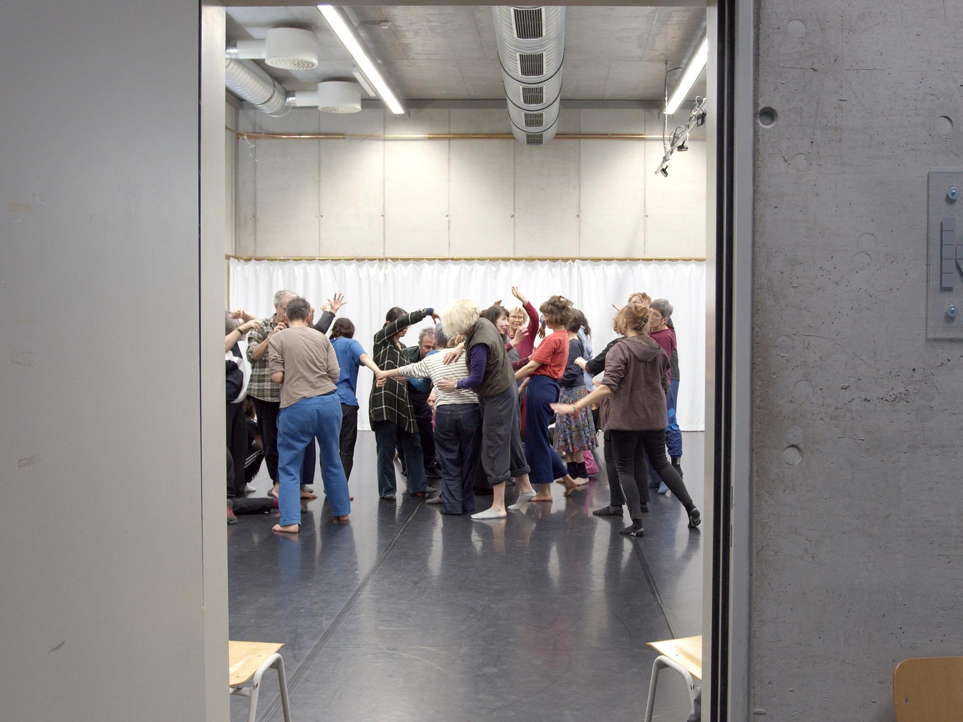 Parkinsoerkrankte Personen, die in einem Raum tanzen.