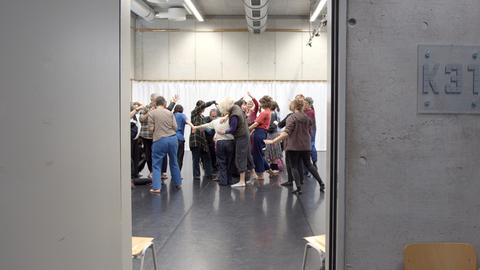 Parkinsoerkrankte Personen, die in einem Raum tanzen. Parkinsoerkrankte Personen, die in einem Raum tanzen.