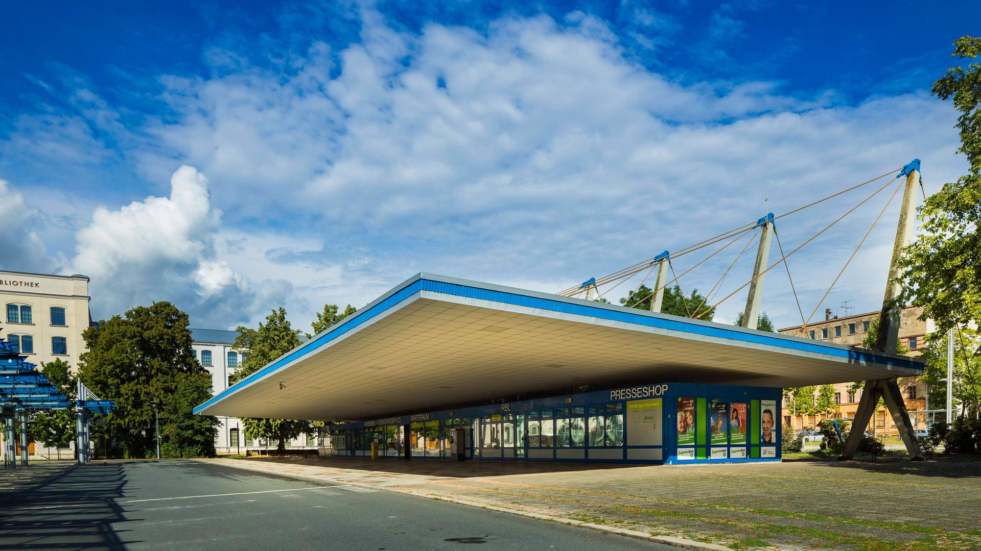 Der Busbahnhof in Chemnitz mit Pylonendach. Unter dem auslandenden Flachdach befinden sich Geschäftsräume.