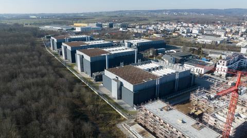 Serverfarm in Frankfurt am Main. Gebäudekomplex mit vielen Bürogebäuden grenzt an einen Wald.