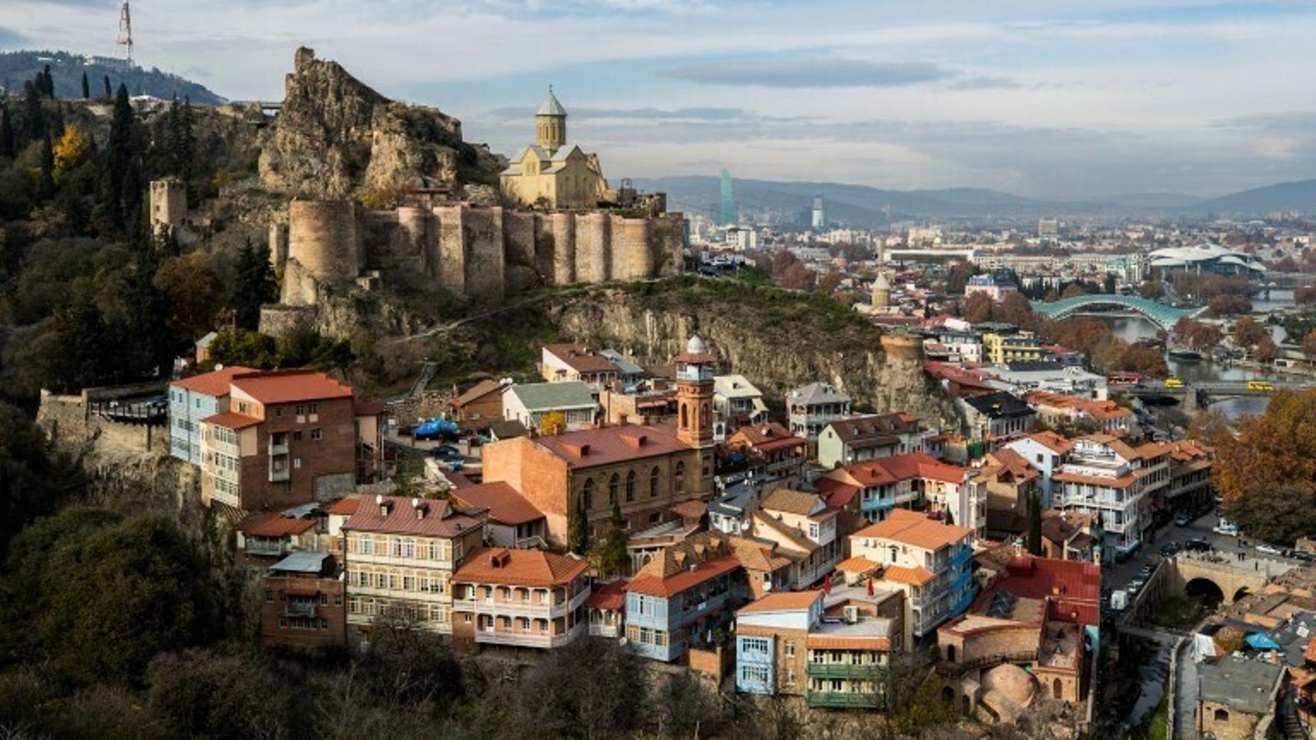 Georgiens Hauptstadt Tiflis aus der Luft