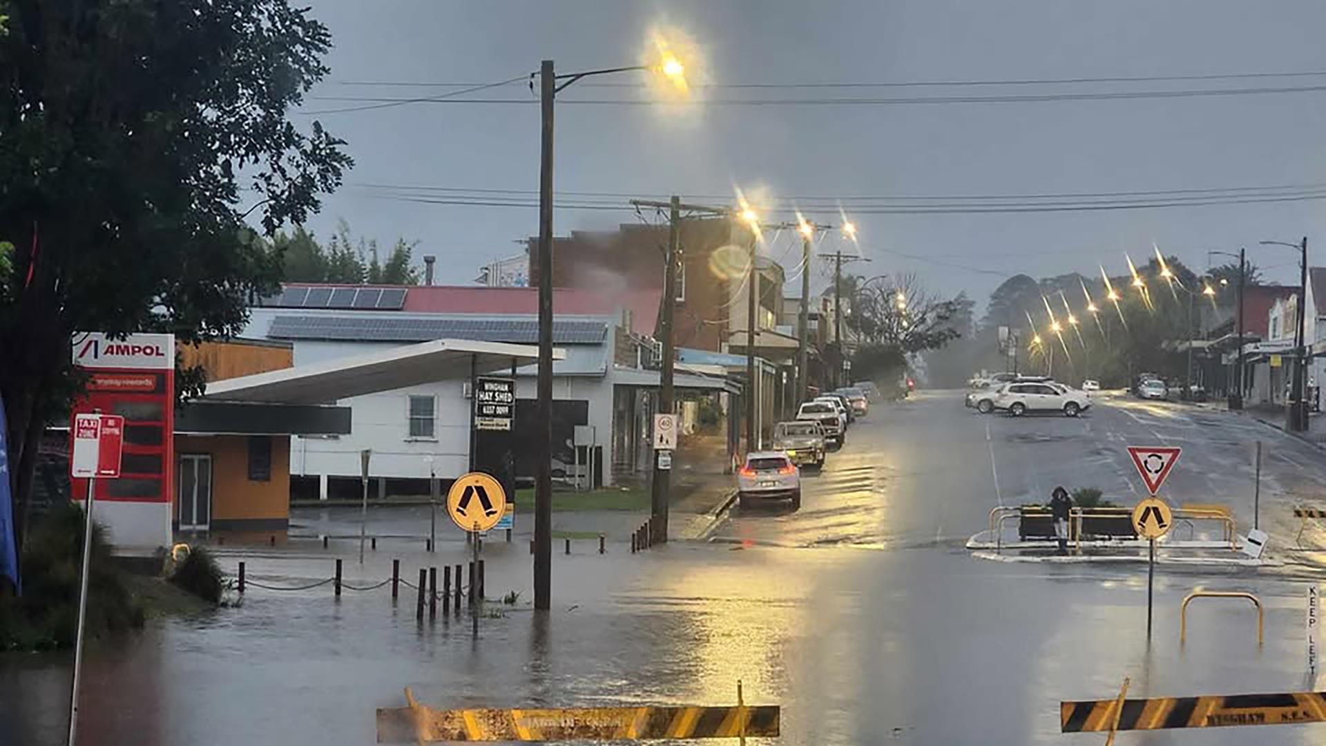 Eine überschwemmte Straße in Wingham im Rahmen eines Unwetters, das die Region Hunter und die mittlere Nordküste des Bundesstaats New South Wales betrifft. Eine überschwemmte Straße in Wingham im Rahmen eines Unwetters, das die Region Hunter und die mittlere Nordküste des Bundesstaats New South Wales betrifft.