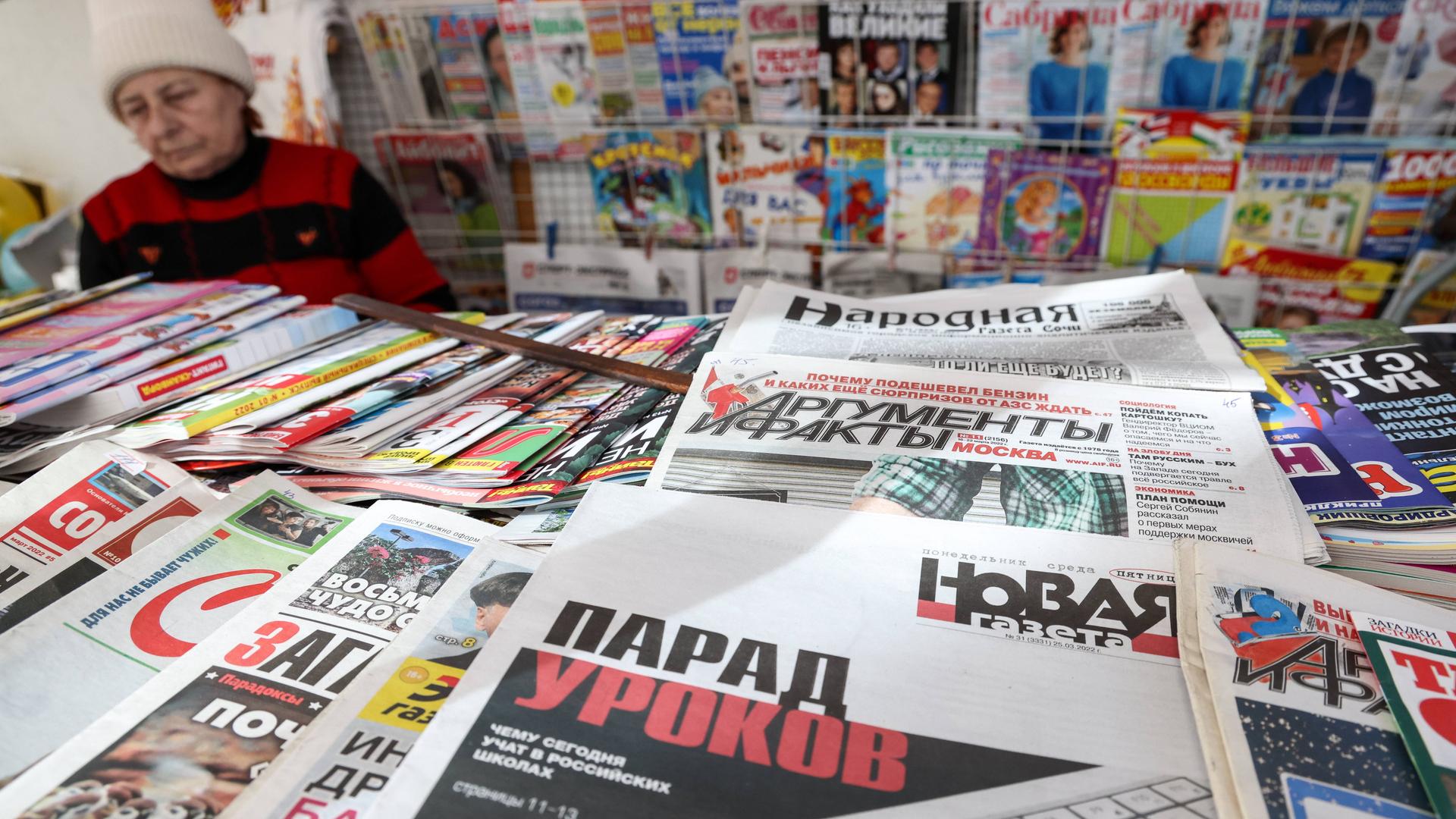 Zeitungskiosk im russischen Sotschi vor Beginn des russischen Angriffskriegs auf die Ukraine, als es die russische Zeitung Nowaja Gazeta noch gab.