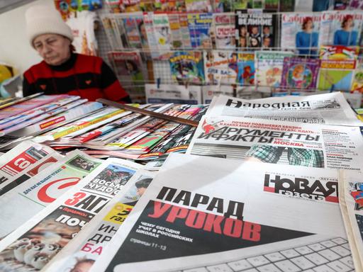 Zeitungskiosk im russischen Sotschi vor Beginn des russischen Angriffskriegs auf die Ukraine, als es die russische Zeitung Nowaja Gazeta noch gab.