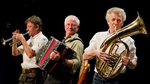 Die bayerische Band "Biermösl Blosn" mit Christoph Well, Hans Well und Michael Well (rechts) bei einem ihrer letzten Auftritte 2012 im Stadttheater in Fürth.