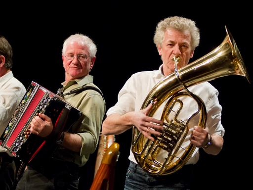 Die bayerische Band "Biermösl Blosn" mit Christoph Well, Hans Well und Michael Well (rechts) bei einem ihrer letzten Auftritte 2012 im Stadttheater in Fürth.