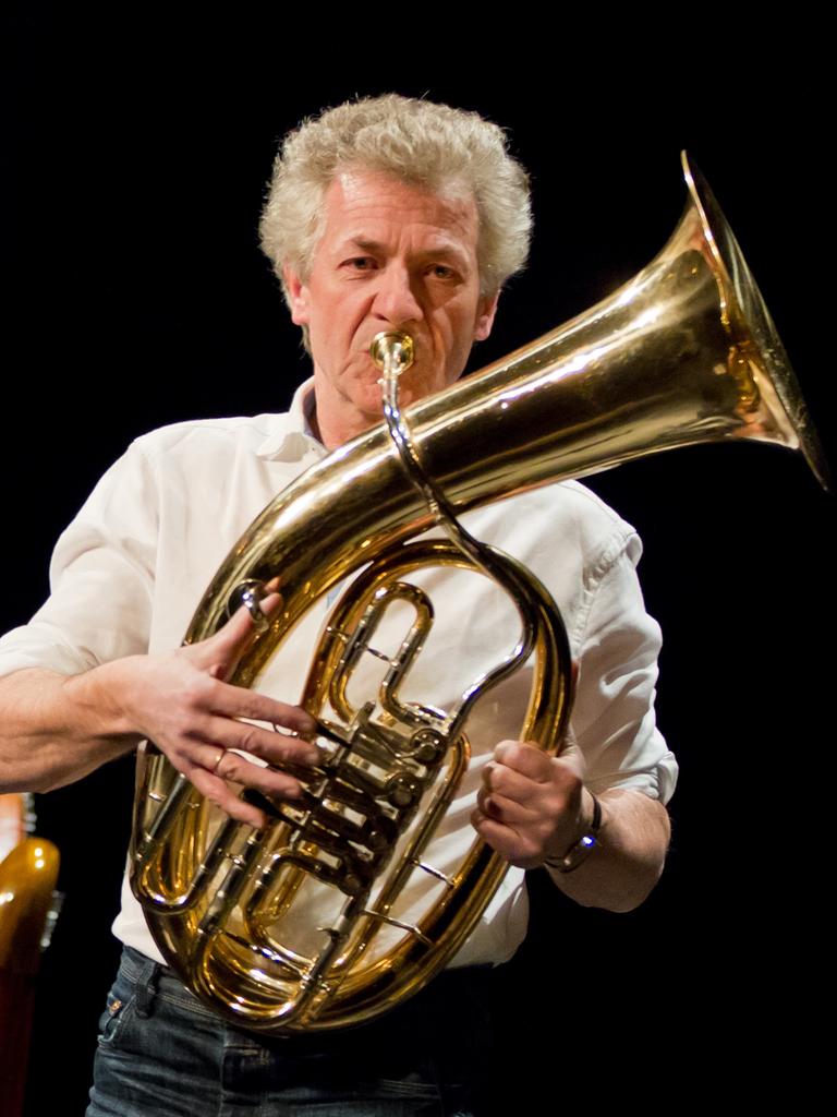 Die bayerische Band "Biermösl Blosn" mit Christoph Well, Hans Well und Michael Well (rechts) bei einem ihrer letzten Auftritte 2012 im Stadttheater in Fürth.