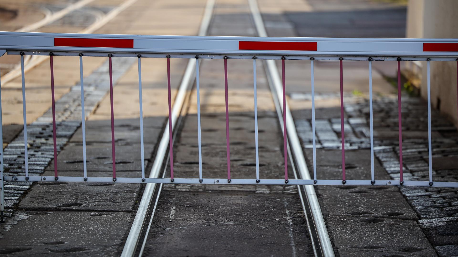 Eine geschlossene Schranke ist zu einem Betriebshof der Halleschen Verkehrs-AG 