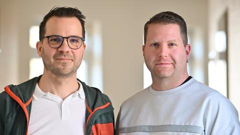 Die Tandempartner Marcel Teichmann (l) und Andreas Stolt stehen während einer Pressekonferenz zur inklusive Trainerausbildung "Doppelpass" im Fußball zusammen. 
