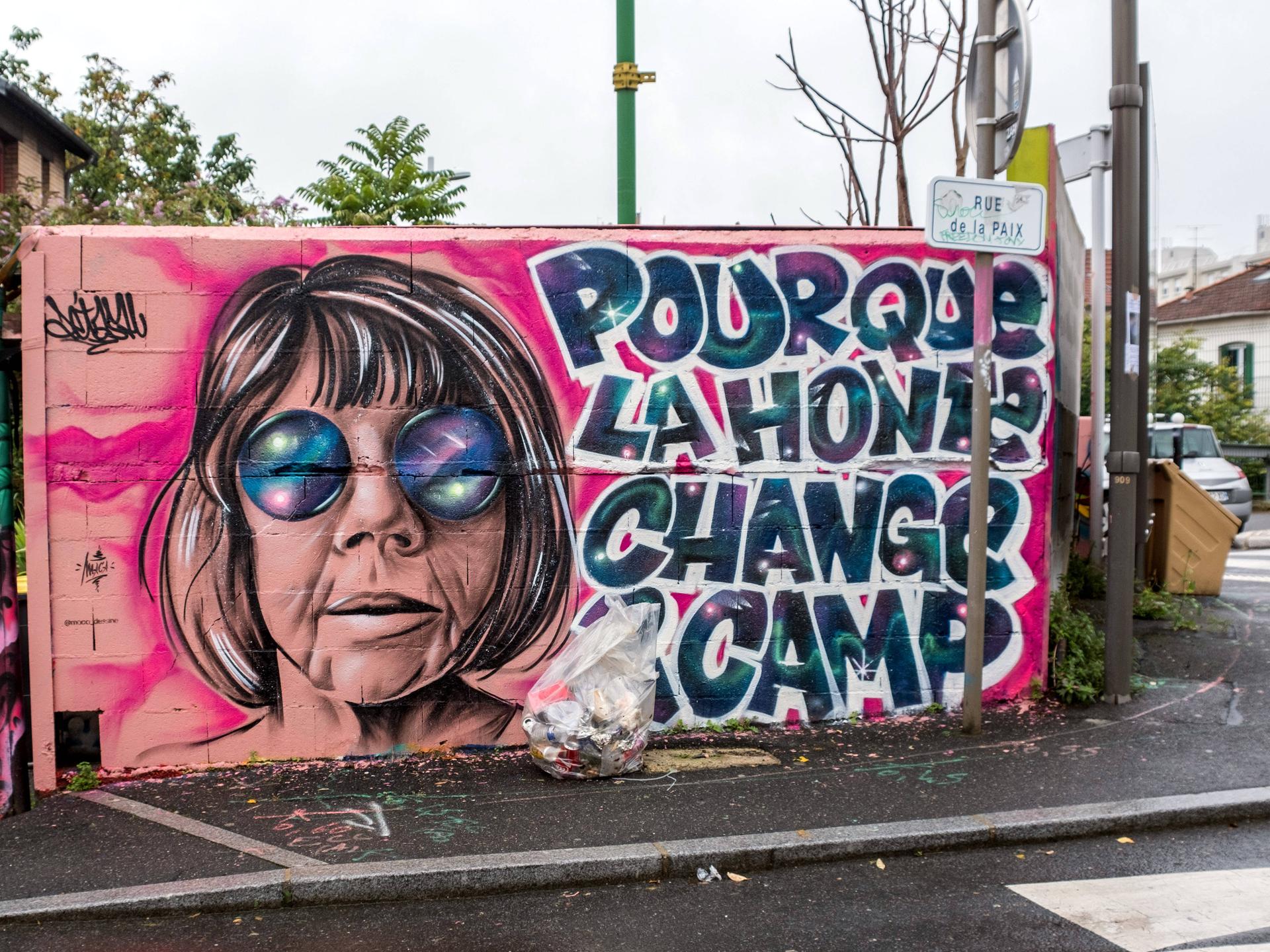 Wandbild mit dem Gesicht der Französin Gisèle Pelicot und ihrem Satz "Die Scham muss die Seite wechseln" in Großbuchstaben