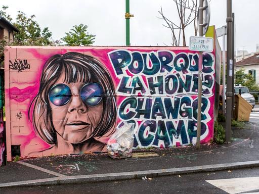 Wandbild mit dem Gesicht der Französin Gisèle Pelicot und ihrem Satz "Die Scham muss die Seite wechseln" in Großbuchstaben