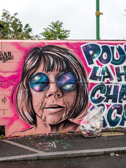 Wandbild mit dem Gesicht der Französin Gisèle Pelicot und ihrem Satz "Die Scham muss die Seite wechseln" in Großbuchstaben Wandbild mit dem Gesicht der Französin Gisèle Pelicot und ihrem Satz "Die Scham muss die Seite wechseln" in Großbuchstaben