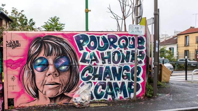 Wandbild mit dem Gesicht der Französin Gisèle Pelicot und ihrem Satz "Die Scham muss die Seite wechseln" in Großbuchstaben Wandbild mit dem Gesicht der Französin Gisèle Pelicot und ihrem Satz "Die Scham muss die Seite wechseln" in Großbuchstaben