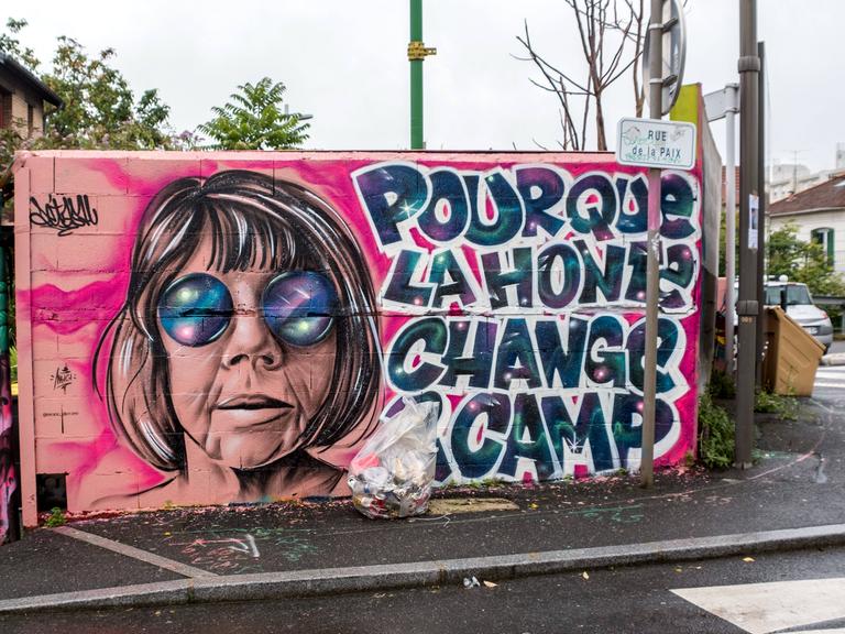 Wandbild mit dem Gesicht der Französin Gisèle Pelicot und ihrem Satz "Die Scham muss die Seite wechseln" in Großbuchstaben Wandbild mit dem Gesicht der Französin Gisèle Pelicot und ihrem Satz "Die Scham muss die Seite wechseln" in Großbuchstaben