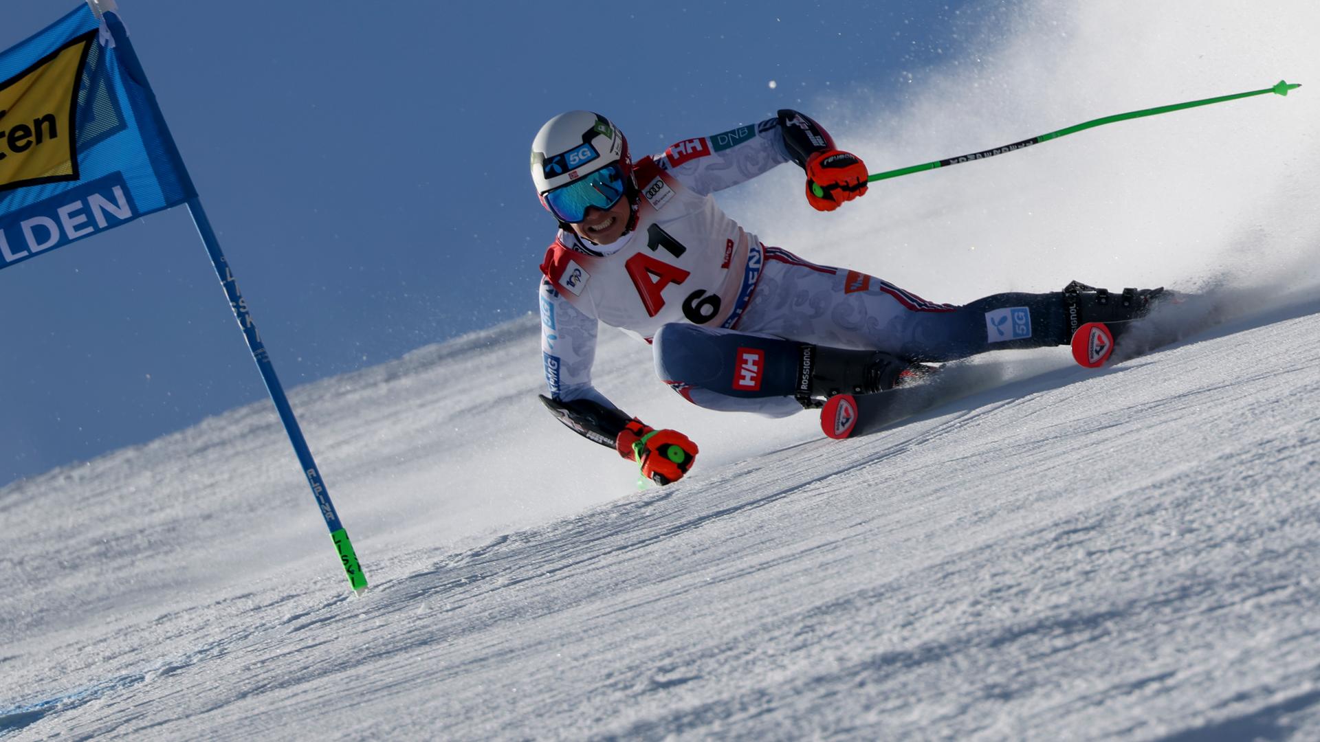 Skifahrer Alexander Steen Olsen passiert ein Tor. Skifahrer Alexander Steen Olsen passiert ein Tor.