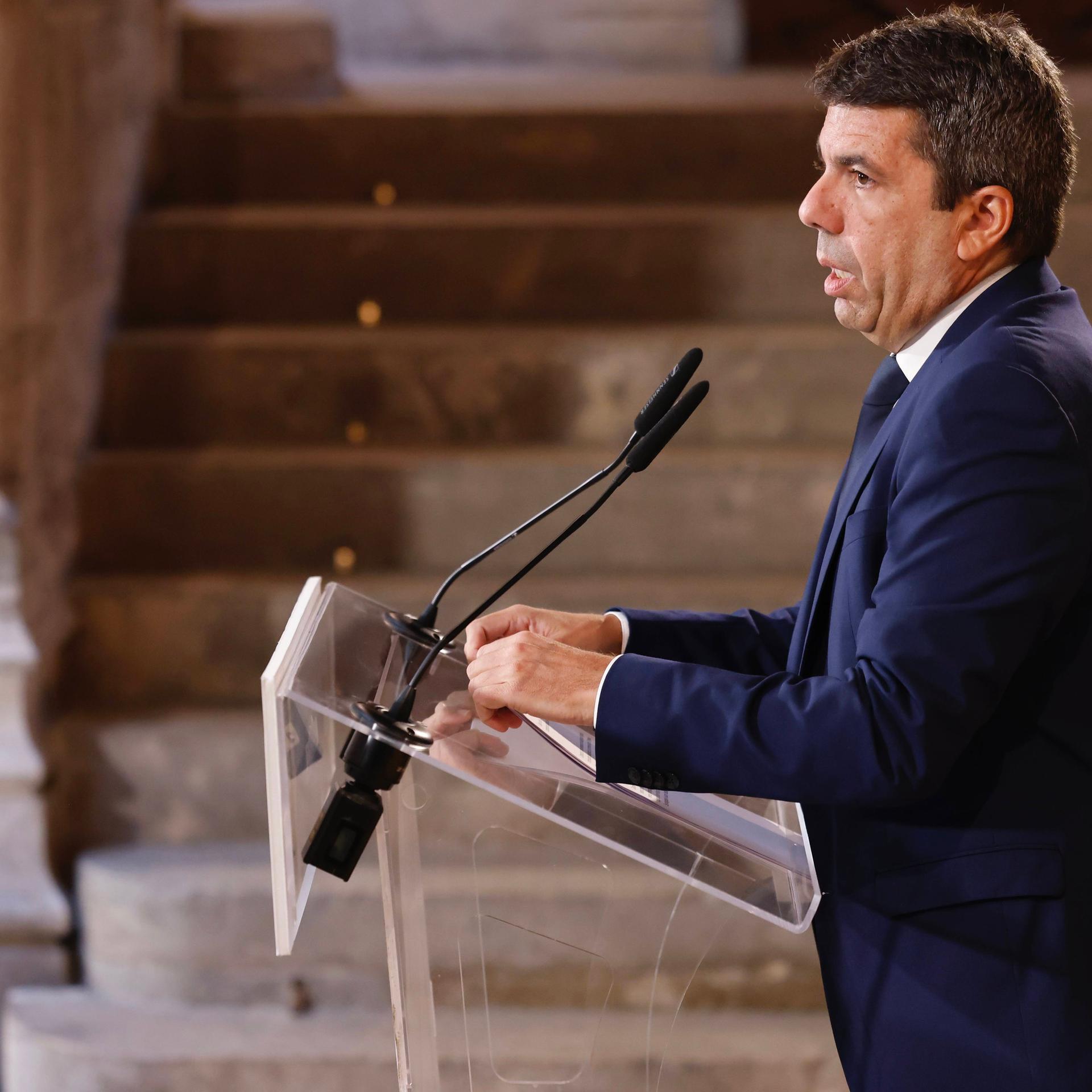 Der Präsident von Valencia, Carlos Mazón, spricht am Rednerpult während einer institutionellen Erklärung im Palau de la Generalitat.