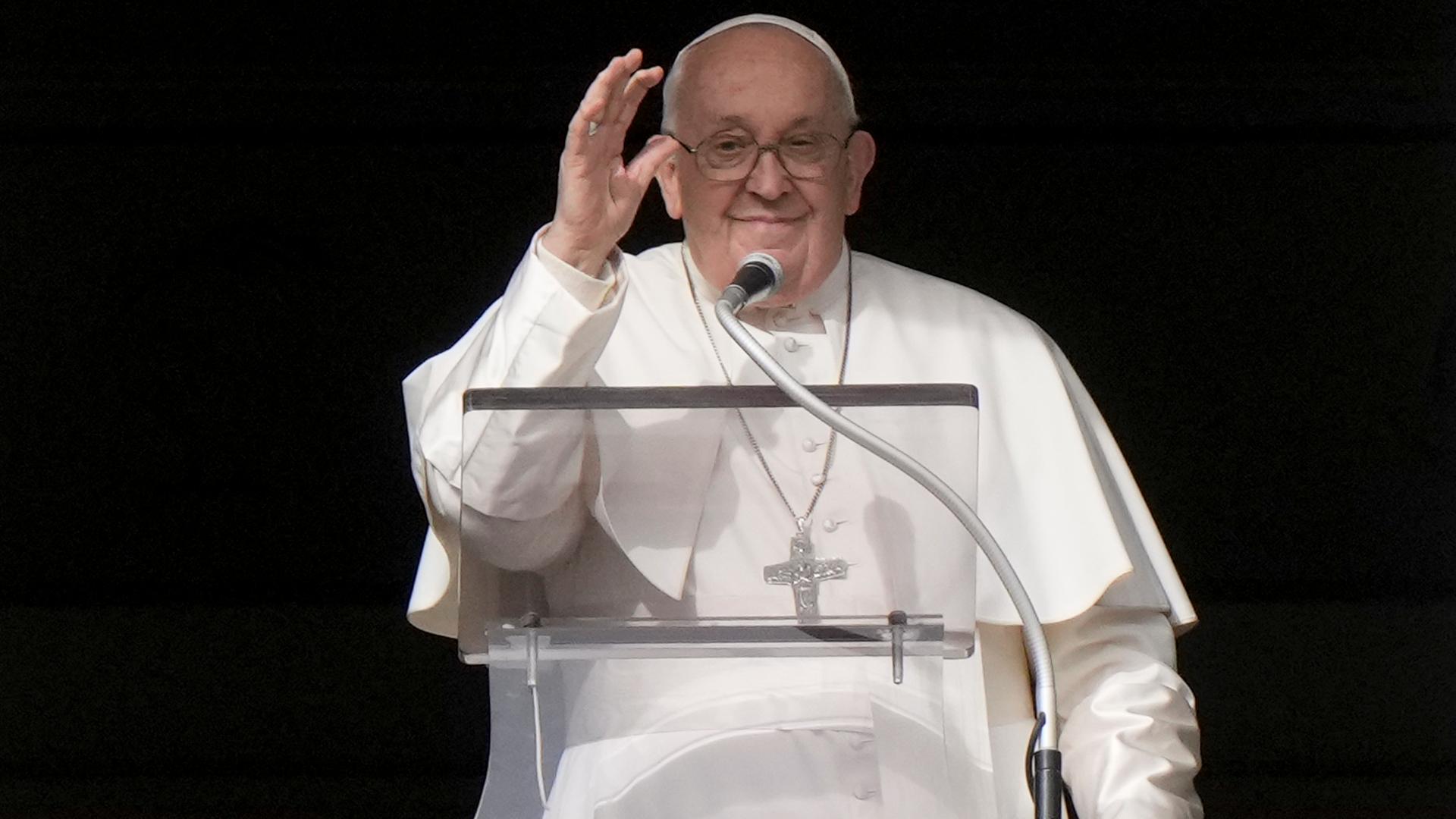 Papst Franziskus erteilt seinen Segen, während er das Angelus-Mittagsgebet.