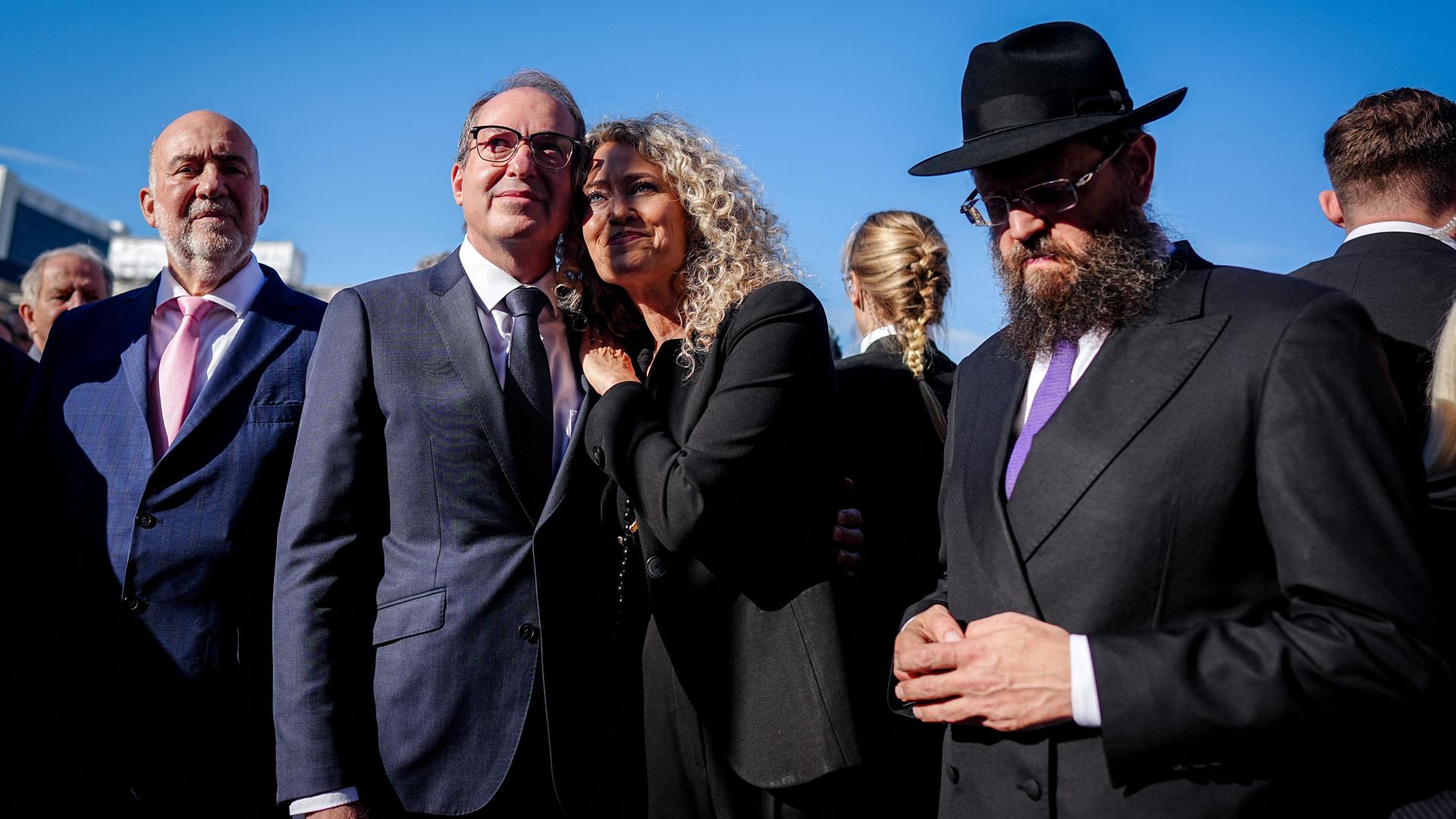 Ron Prosor, Botschafter Israels, Alexander Dobrindt (CSU), Bundesinnenminister, Melody Sucharewicz und Rabbi Yehuda Teichtal nehmen an der Gedenkveranstaltung zum Jahrestag des Terrorangriffs der Hamas auf Israel auf dem Berliner Bebelplatz teil.
