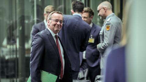 Boris Pistorius (SPD), Bundesminister der Verteidigung, kommt in den Verteidigungsausschuss des Bundestages für die Vorstellung der Pläne zu einem neuen Wehrdienst.