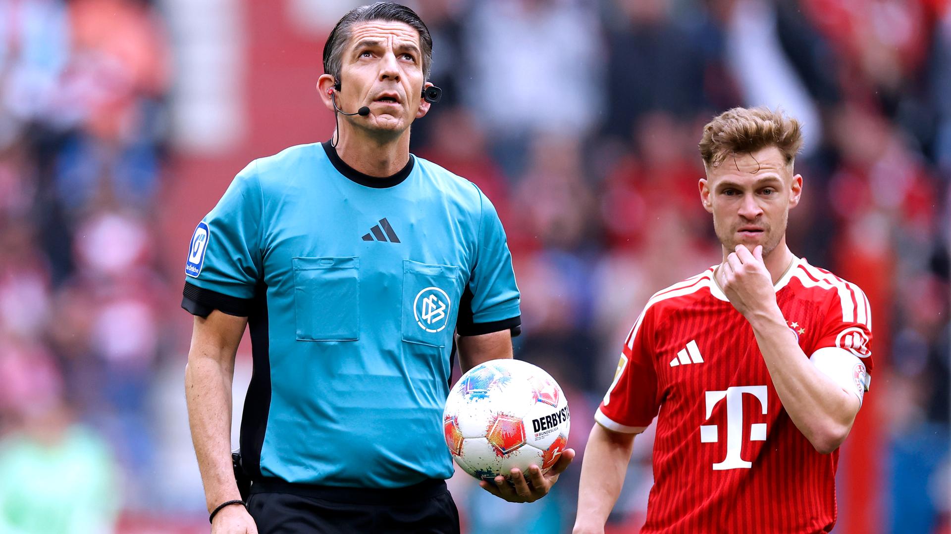 Schiedsrichter Aytekin mit einem Fußball in der Hand.