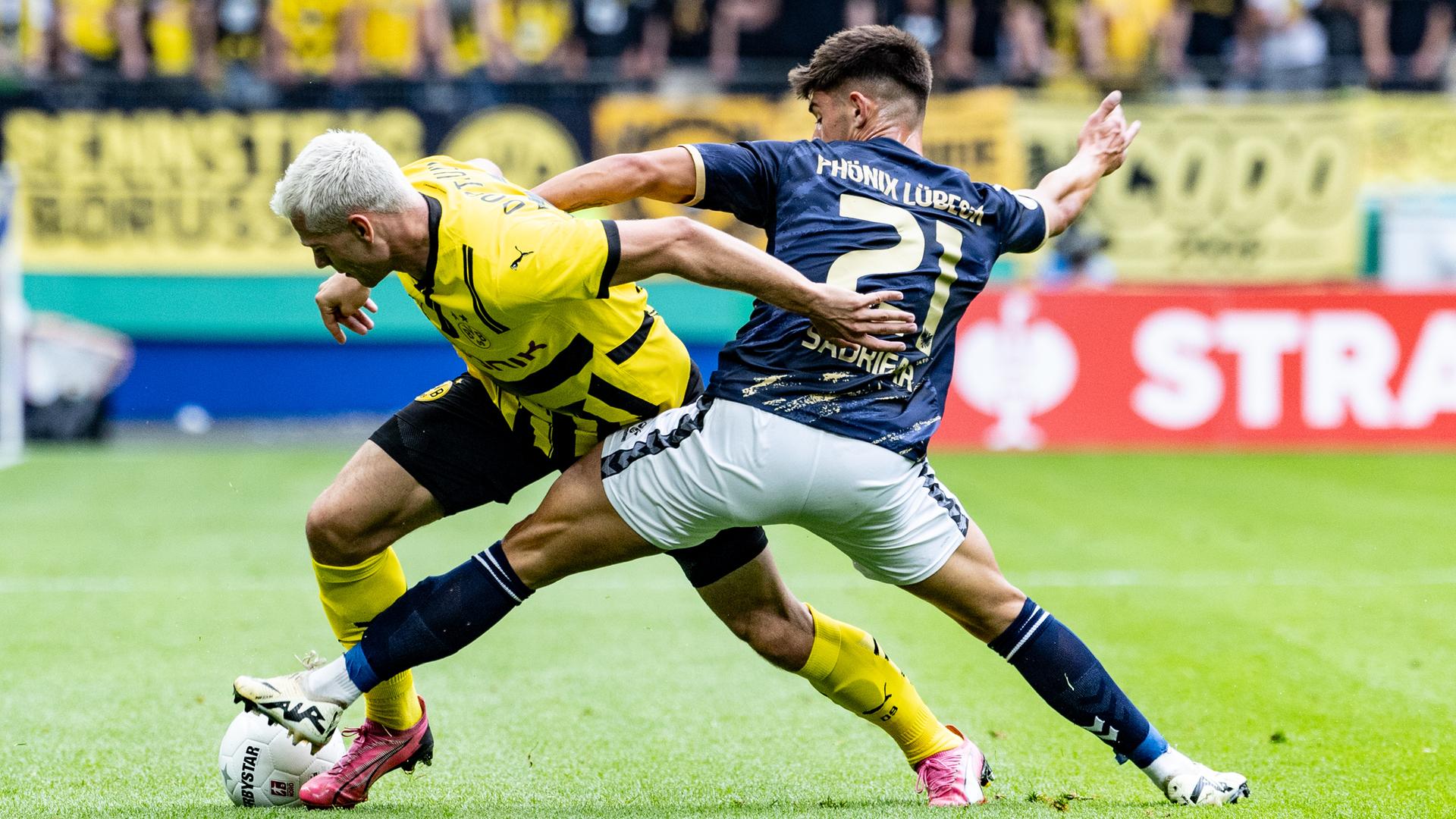 Eine Spielszene aus dem Pokalspiel zwischen Borussia Dortmund und Phönix Lübeck im Hamburger Volksparkstadion.