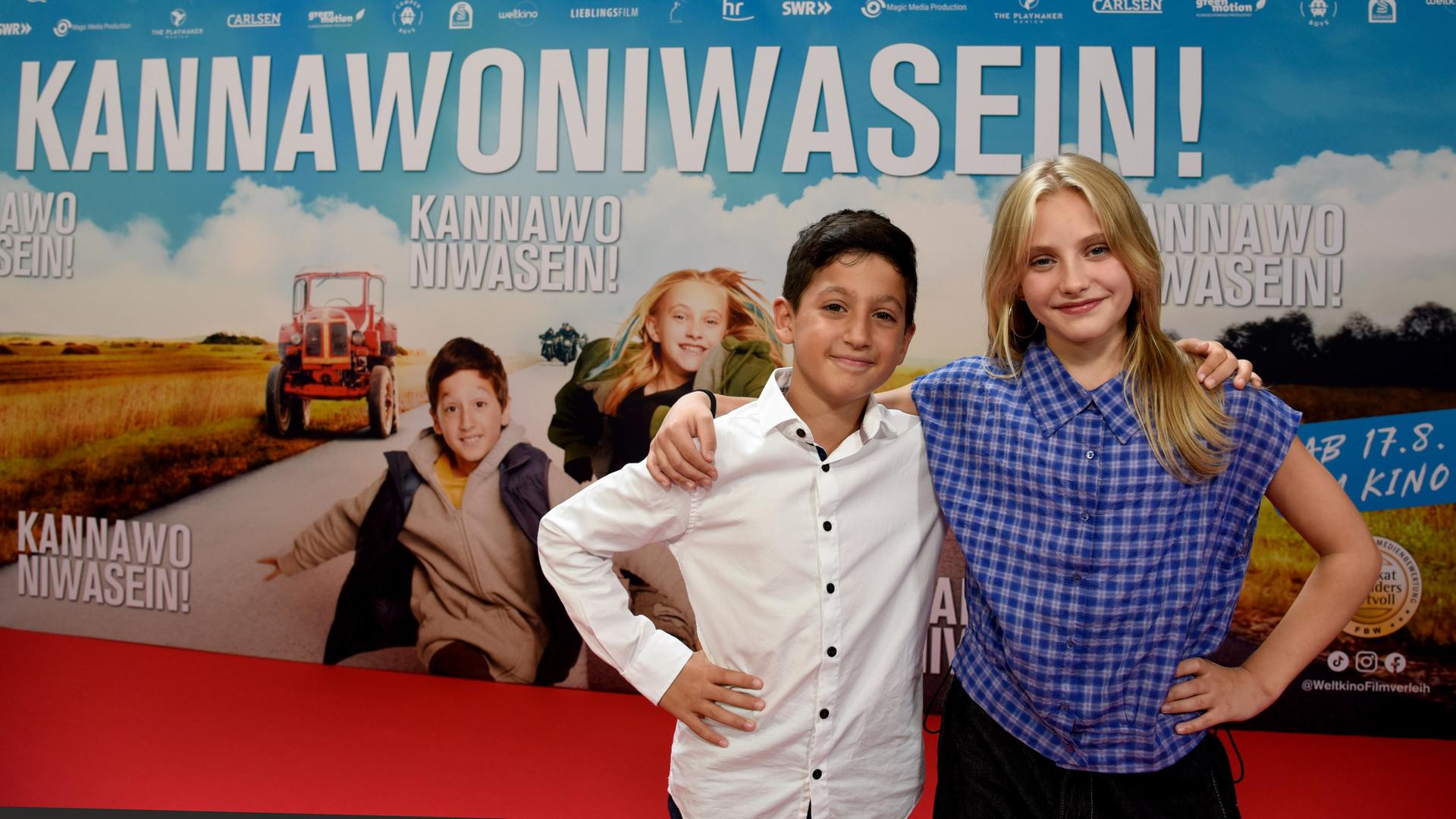 SULZBACH/TAUNUS - DEUTSCHLAND: 12. August 2023, Die Hauptdarsteller Miran Selcukim und Lotte Engels posieren auf dem roten Teppich bei der Filmpremiere von Kannawoniwasein! im Kino Kinopolis. Foto: Bernd Kammerer