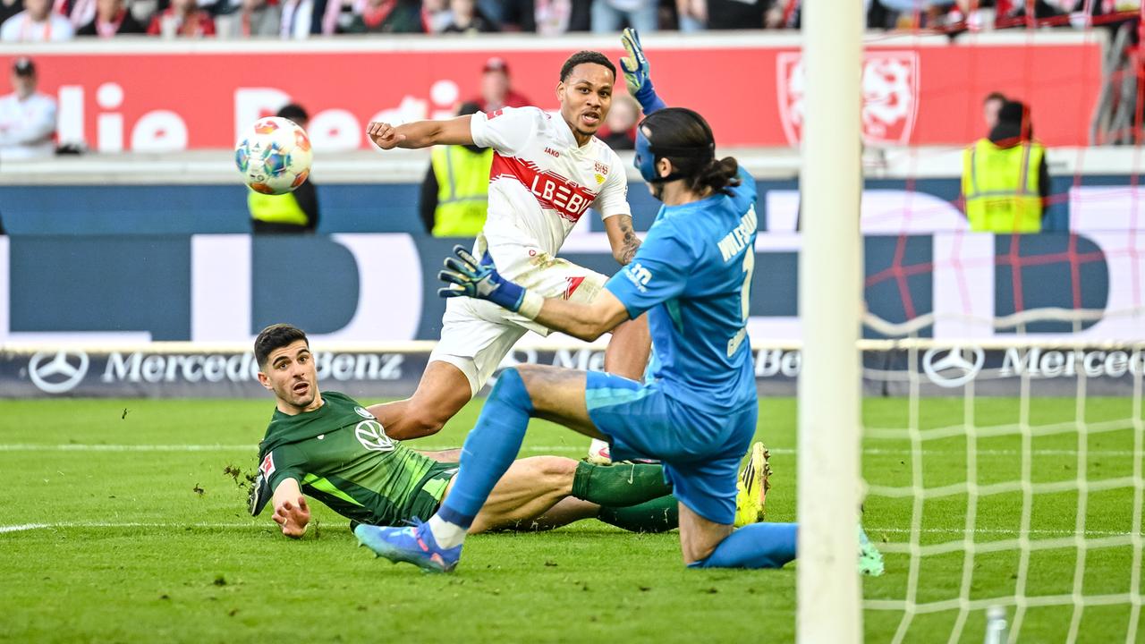 Bundesliga: VfB Stuttgart - VfL Wolfsburg: Stuttgarts Nikolas Nartey (Mitte) mit dem Torschuss zum 4:0