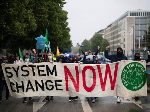 Fridays for Future Demo im Regen Am 1.7.2022 versammelten sich ca. 60 Menschen in München, um bei FFF für Klimagerechti