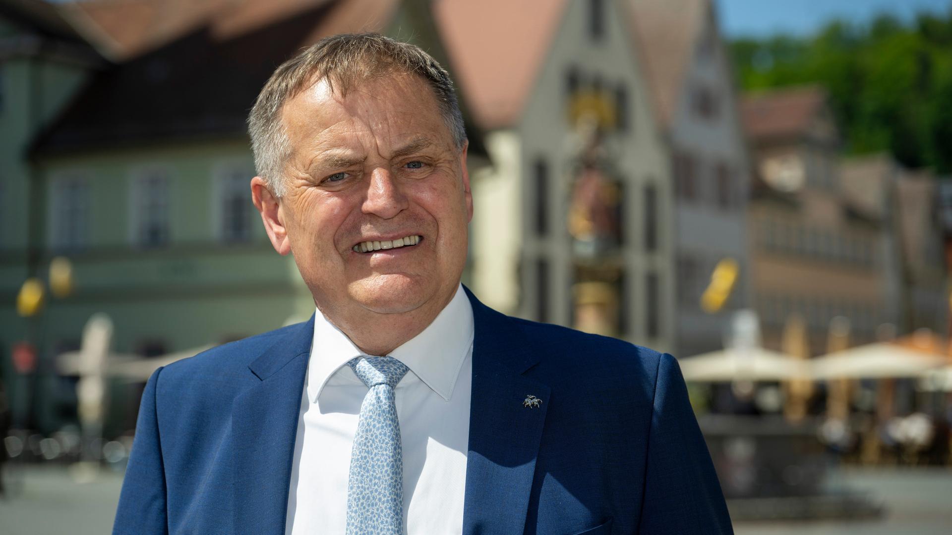 Richard Arnold trägt Sakko und Krawatte, steht am Rathaus und schaut direkt in die Kamera. Richard Arnold trägt Sakko und Krawatte, steht am Rathaus und schaut direkt in die Kamera.