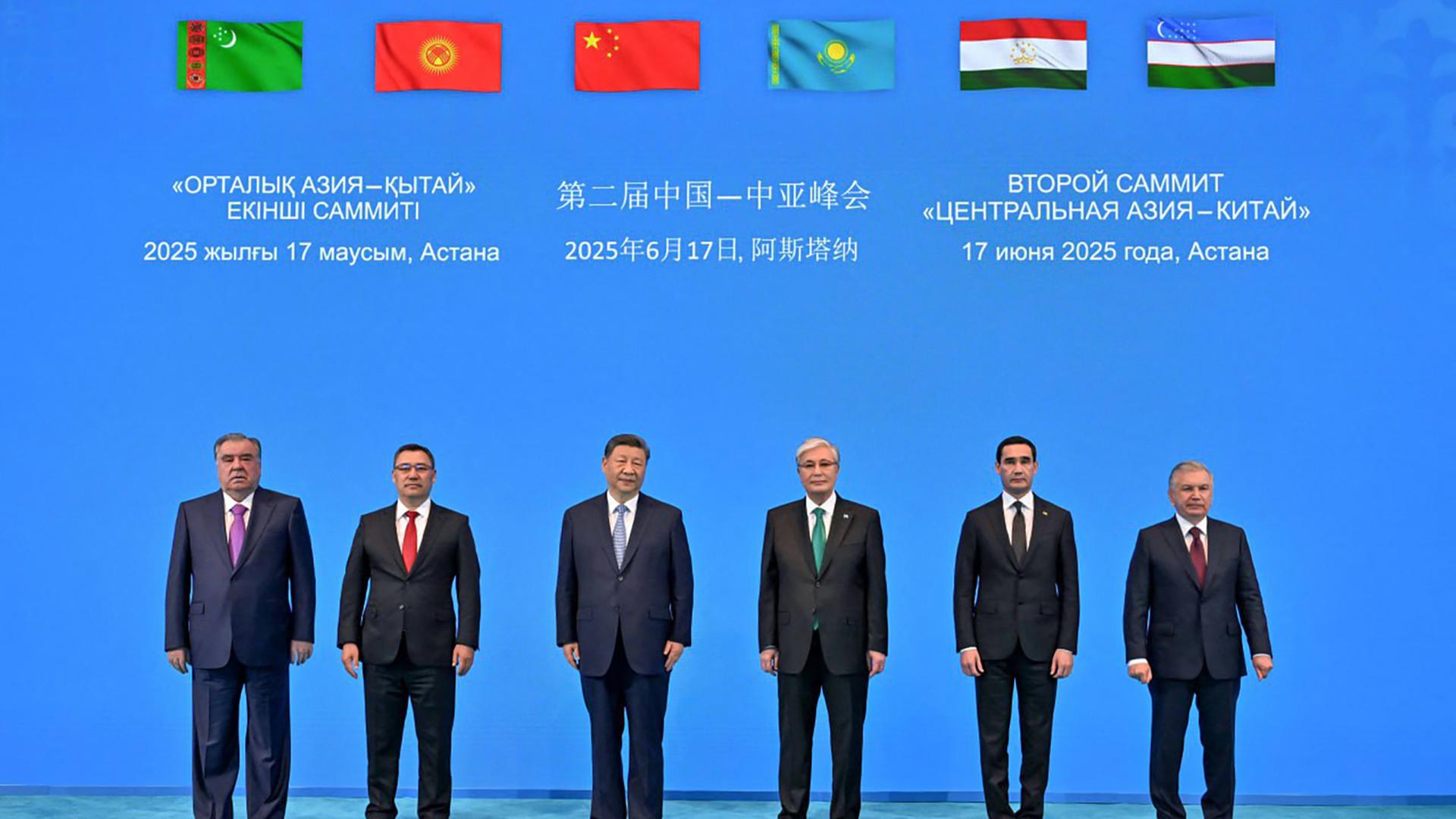 Die Staatschefs von China, Kasachstan, Kirgistan, Usbekistan, Tadschikistan und Turkmenistan stehen bei einem Gipfeltreffen nebeneinander.