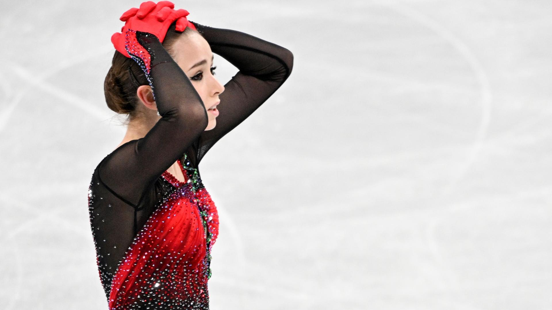 Kamila Walijewa vom Russischen Olympischen Komitee hält die Hände über den Kopf.