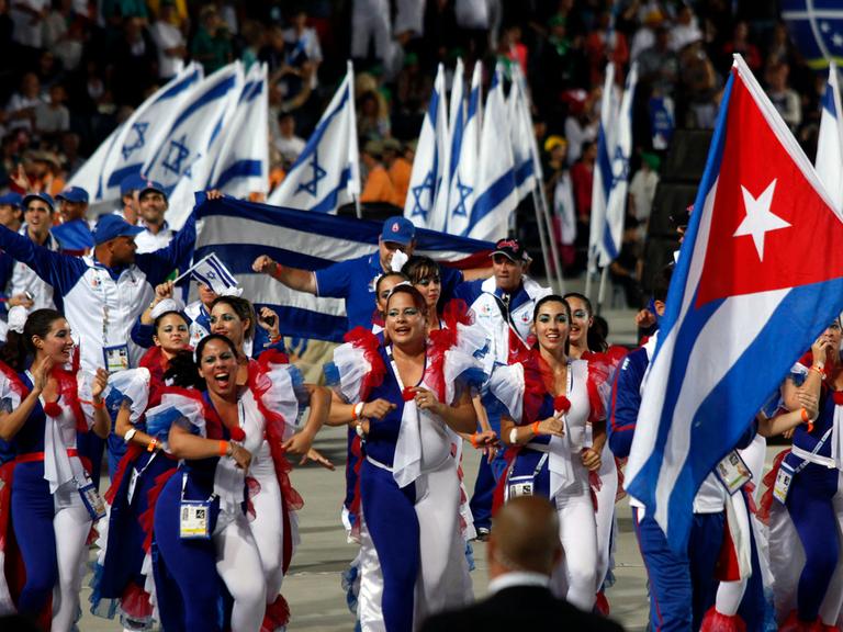 Das Foto zeigt die kubanischen Sportlerinnen und Sportler bei der Eröffnung der Makkabiade in Jerusalem.