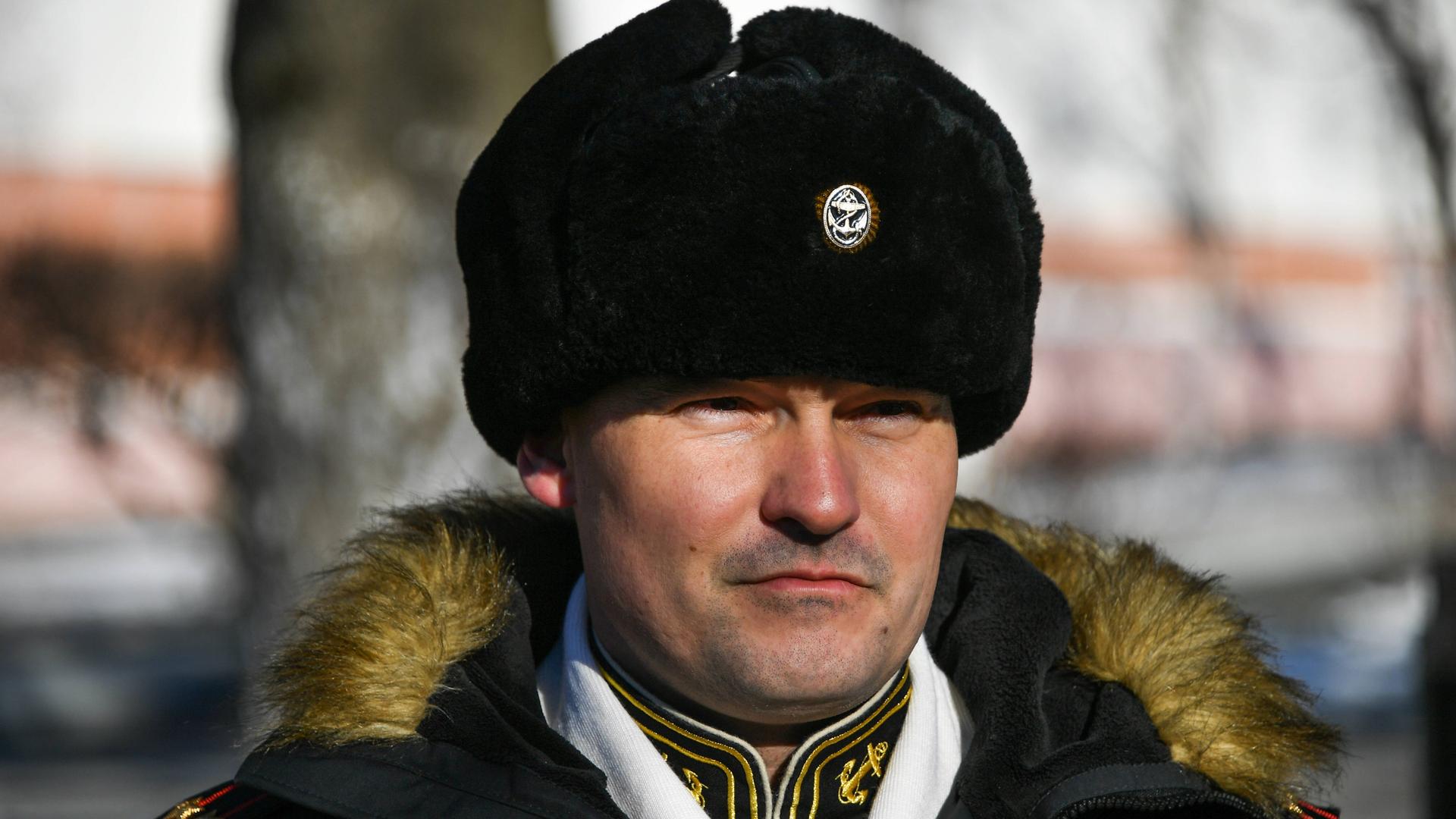 Gudkow in seiner Uniform und mit einer Pelzmütze, man sieht ihn nur bis zur Schulter. Gudkow in seiner Uniform und mit einer Pelzmütze, man sieht ihn nur bis zur Schulter.