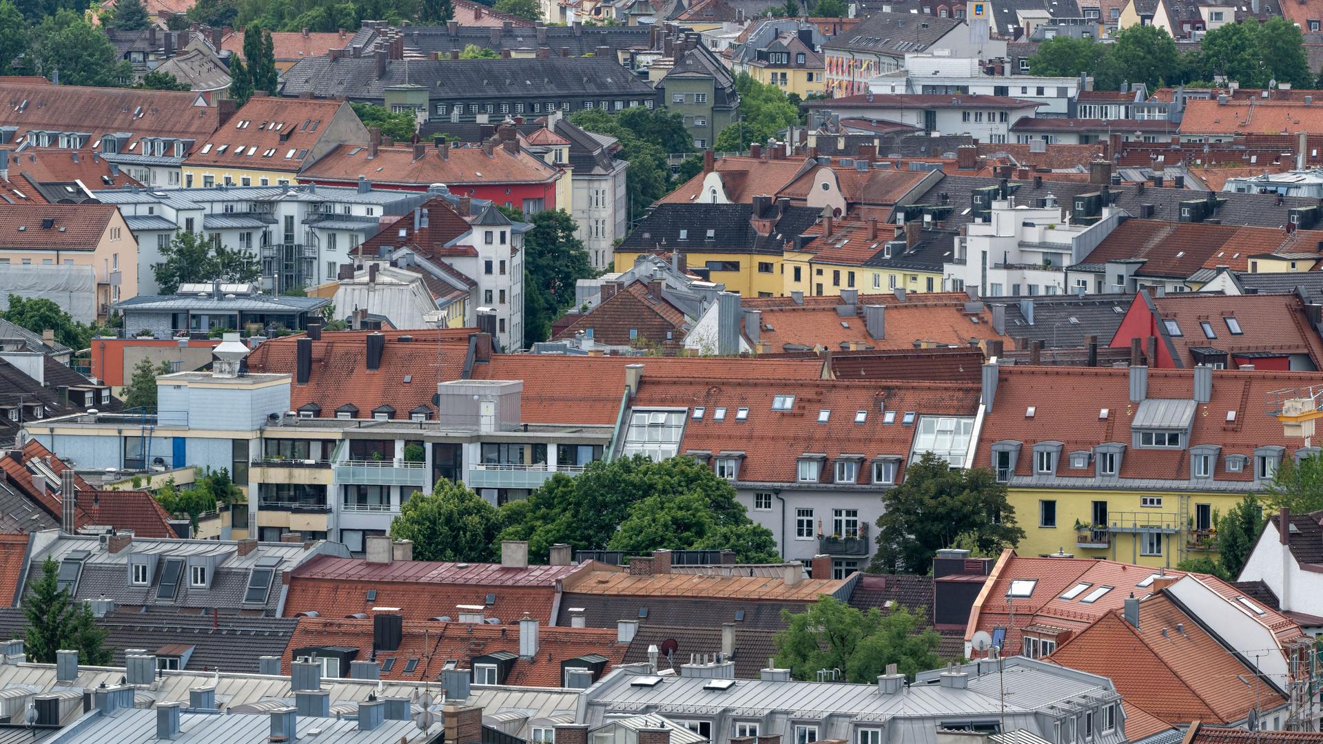 Ein Blick über die Dächer der bayerischen Landeshauptstadt München. Ein Blick über die Dächer der bayerischen Landeshauptstadt München.
