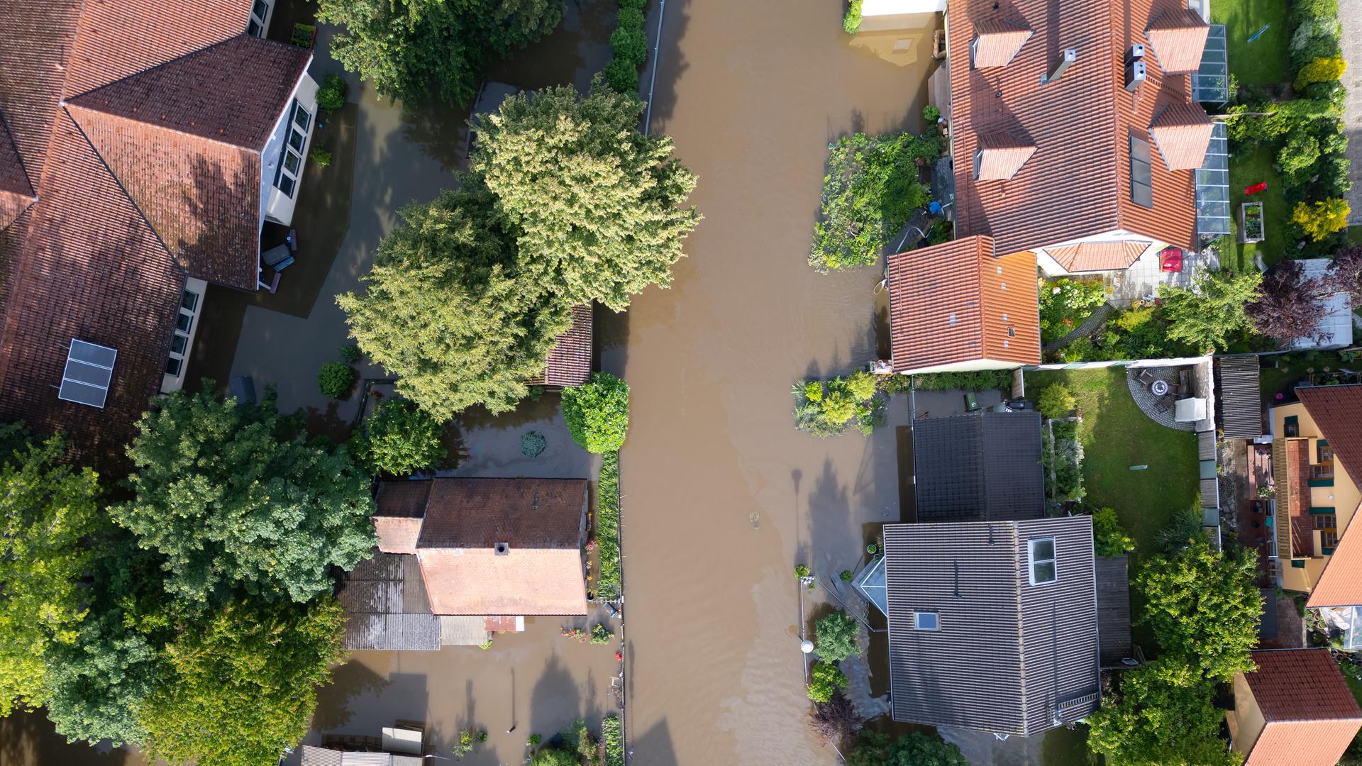 Eine Luftaufnahme zeigt überflutete Häuser im bayerischen Ort Reichertshofen.