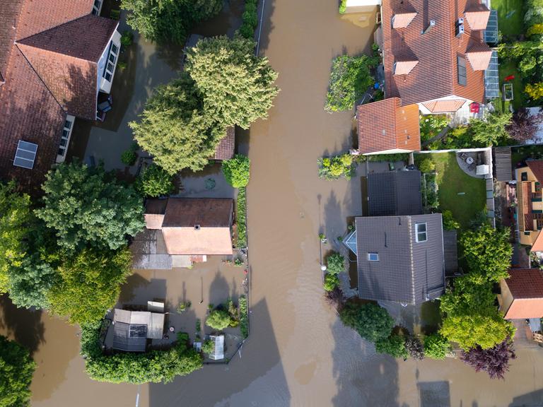 Eine Luftaufnahme zeigt überflutete Häuser im bayerischen Ort Reichertshofen.