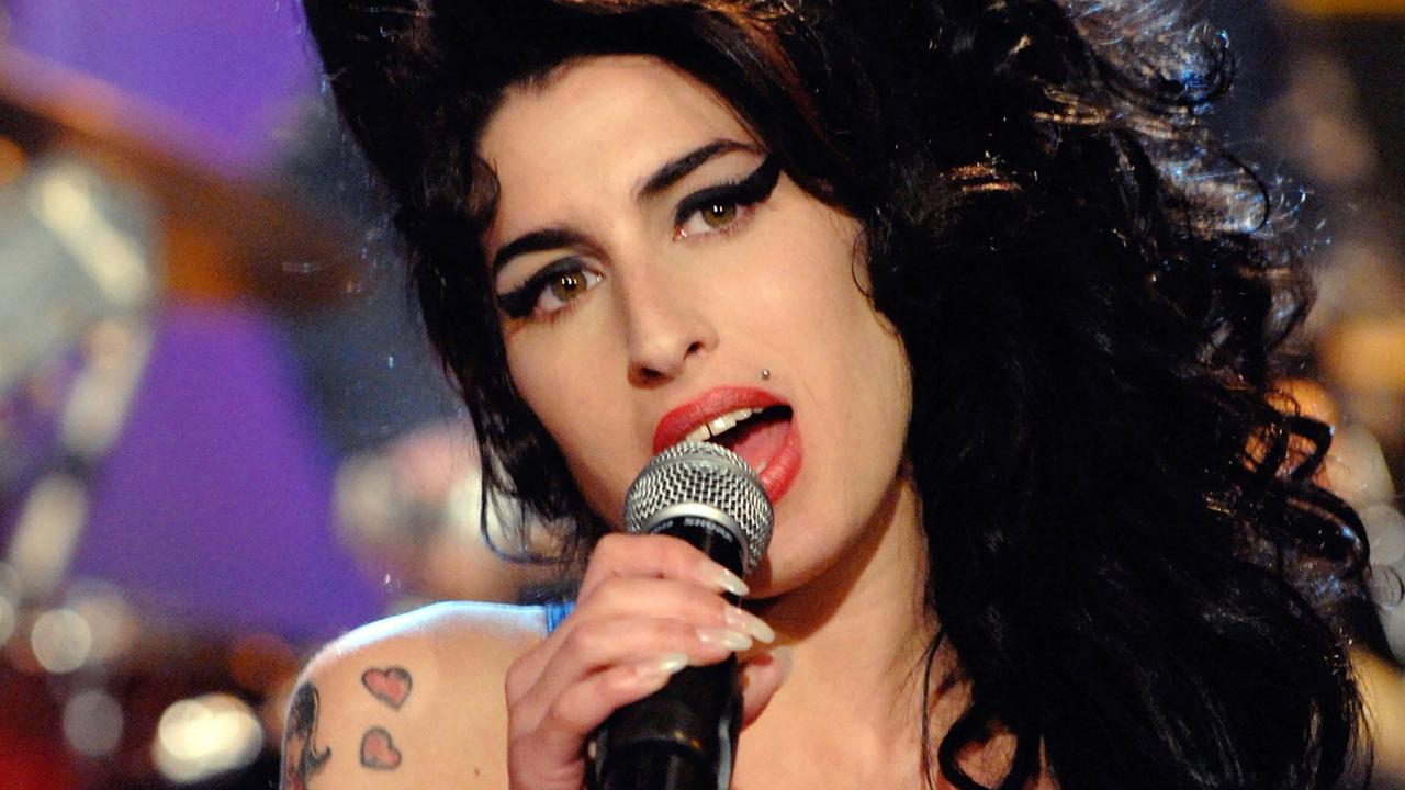 Amy Winehouse singt in der "Tonight Show" von Jay Leno, 2007.