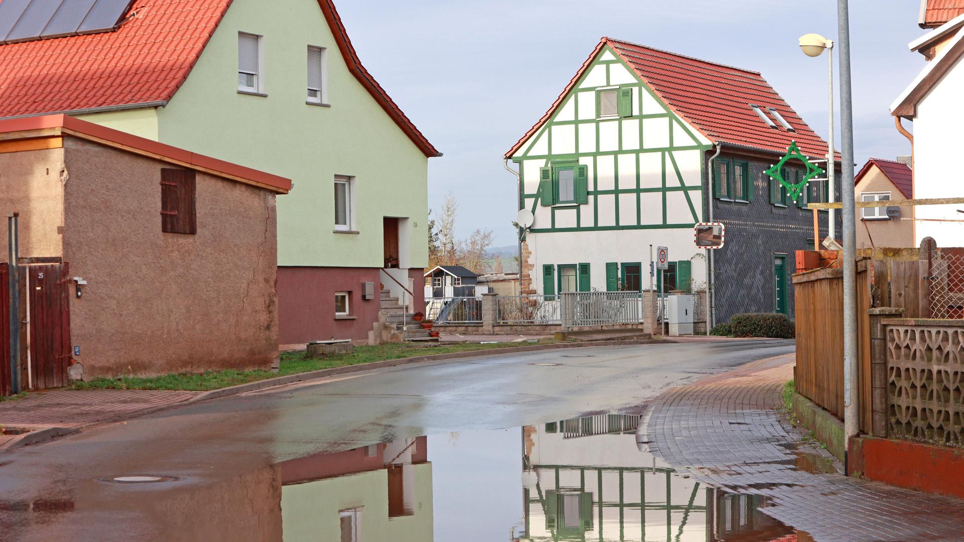 Verlassen stehen die Wohnhäuser im evakuierten Ort Windehausen.
