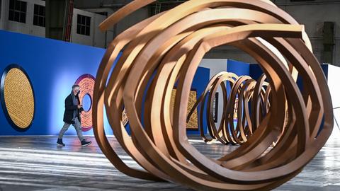 Riesige Metallskulpturen in einem Flughafenhangar.