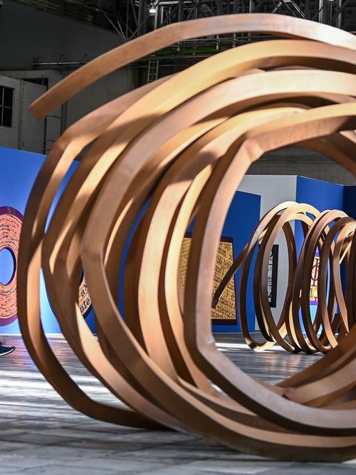 Riesige Metallskulpturen in einem Flughafenhangar.