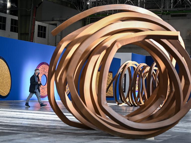 Riesige Metallskulpturen in einem Flughafenhangar.